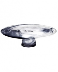 With wisps of smoky black in Kosta Boda glass, the Mine cake stand presents sweet treats with eye-catching artistry. Designed by Ulrika Hydman-Vallien.