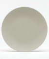 With a powdery matte finish and clean modern shapes, the Naturals dinner plates from renowned designer Vera Wang bring minimalism to the table with chic style. In soft, natural hues perfect for coordinating with any decor.