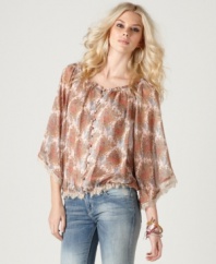 The vintage-inspired floral print and easy fit of this Buffalo Jeans blouse recalls an era long gone. Create a boho-inspired ensemble when you pair it with faded jeans!
