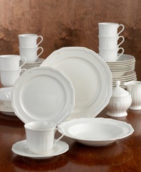 Dress your table for anything with charming Antique White dinnerware and dishes from Mikasa. A scalloped border adds a touch of texture to classic shapes in a set that's equally suited for formal dinner parties or your Sunday breakfast table.