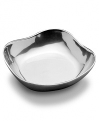 Present and polish off the main course with contemporary flair using the Boston large bowl. At once round and square in brilliant Armetale metal, this simple, versatile serveware shines at everyday meals and festive gatherings.