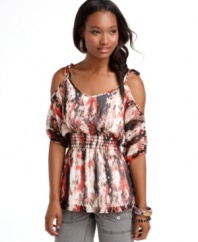 Invigorate your day-to-night style with the bold print and shoulder-flaunting design of this top from Sequin Hearts!