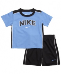 This set set from Nike will have him on the playground in fresh sporty style.