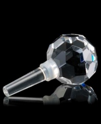 Replace ordinary corks with the brilliant Jackie bottle stopper by Oleg Cassini. Featuring a round top with bold geometric cuts in heavy, optic glass, this bar-tending essential adds luxe, dazzling shine to bottles of red, white or rose.