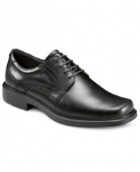 Versatile enough to complement your work week or weekend wardrobes, these laced Ecco oxford men's dress shoes make a great choice for any guy.