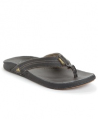 Time to put the finishing touches on your favorite casual combinations with a new pair of men's flip flops? Slide right into these lightweight leather men's sandals from REEF.
