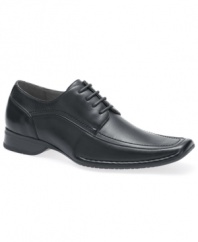 Didn't think you could top a classic? Think again. These smooth, sleek oxford men's dress shoes feature tonal stitching and an intricate moc toe, making them a must-have pair for the modern man.