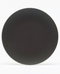 With a powdery matte finish and clean modern shape, the Naturals dinner plates from renowned designer Vera Wang bring minimalism to the table with chic style. In soft, natural graphite, it's perfect for coordinating with any decor.