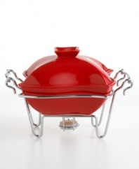 Ensure every guest gets a hot meal with this stylish covered warmer in gleaming red porcelain. Set in an elegant metal caddy with a tealight candle for extra heat.