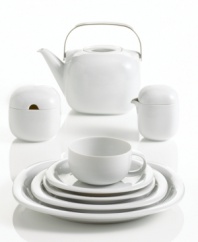 For diners who crave pure, modern design, Suomi White dinnerware is dreamy and graceful in bright white porcelain. With a soft, cylindrical silhouette, simple handle and generous glaze, this cup holds coffee and tea with artistic flair.