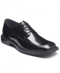 Want to build the perfect look from the ground up? Start with these classic bike toe oxford men's dress shoes from Kenneth Cole for a smooth, stylish foundation.