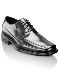 Tonal stitching and a sleek construction make these comfortable leather oxford men's dress shoes from Rockport a great choice for the work week or the weekend.