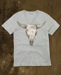 Borrowing that rugged, well-worn style inherent in the Old West, this classic V-neck tee in soft cotton jersey gets the graphic treatment with a faded cattle skull print.