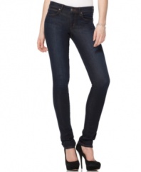 In a classic dark wash, look sleek & chic in this Joe's Jeans skinny style!