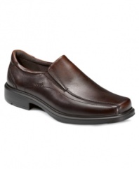 Got the need for speed? Want a pair of men's dress shoes that won't slow you down? Slip into these sleek Ecco bike toe men's loafers and get going.