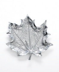 Serve grilled vegetables, sliced fruit and side salads in natural splendor with this radiant aluminum platter. With a realistic leaf texture and stem to evoke life outside your window.