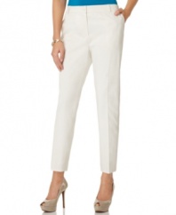 Start spring off right in these crisp trousers from Jones New York. With a cropped, straight silhouette they instantly elongate legs, especially when paired with nude pumps.