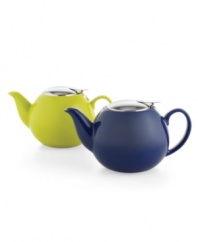 Something bright is brewing. Add a splash of color to tea time with this simply bold teapot, featuring a bold solid hue and gleaming stainless-steel lid.