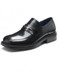 What is it that makes this particular pair of men's dress shoes so unique? A metal logo bit across the strap vamp adds modern polish to these classic bike toe loafers from Kenneth Cole.
