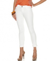 Calvin Klein Jeans puts a trendy spin on these cropped jeans, giving them a clean, bright wash and a skinny, stretchy fit!