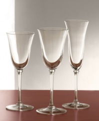 As a perfect complement to her elegant dinnerware, renowned bridal designer Vera Wang and Wedgwood have created stemware inspired by the simple curves of a tulip. The Classic pattern wine glasses sit on a slender ringed pedestal and offer breathtaking purity of form.