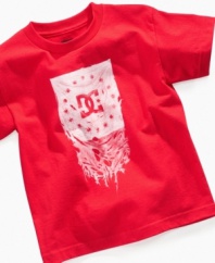 Tear it up. He can shred the skate parks in cool summer style with the torn graphic on this t-shirt from DC Shoes.