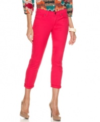 Calvin Klein Jeans puts a trendy spin on these cropped jeans, giving them a splashy wash and a skinny, stretchy fit!