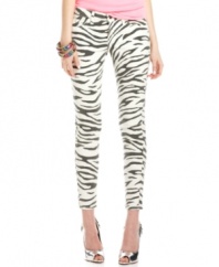 Feed your animalistic need for eye-catching style with these skinny jeans from GUESS?. A prominent zebra print and chic, cropped length add these ankle-skimmers to the it denim category!