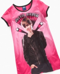 Star status. She'll go to sleep feeling like she's famous in this vibrant Justin Bieber nightgown from AME.