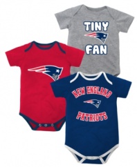 Suit up your littlest Patriots fan in just the right gear with this NFL New England Patriots bodysuit 3-pack from the Outerstuff.