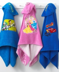A dream come true for bathing beauties! The Disney Princesses hooded towel combines regal florals with an applique of Cinderella, Aurora and Belle in pretty pink and cream cotton.