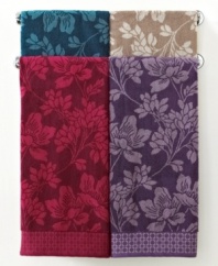 Inspired by exotic Japanese blooms, this Kyoto bath towel invigorates your bathroom with a captivating floral design and decorative trim. Choose from four sophisticated hues.