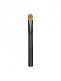 This small, dome-shaped brush lets you add a precise sweep of color over the eyes. The eye shader brush applies softly on eyes, yet is firm enough to contouring and highlight to create dramatic and glamorous eye looks. 