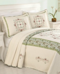 This Adele bedspread is blooming with floral details, delicate embroidery and a quilted cotton texture for an intricate look.