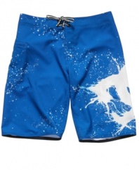With a streetwise graphic, these board shorts from DC Shoes are the ultimate in casual cool.