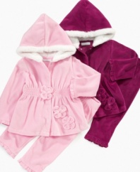 Who's that baby? Your adorable little girl will love the coziness of this First Impressions tunic and leggings set while you'll love its sweet style.