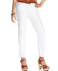 A white wash and snug fit make Kut from the Kloth's skinny jeans a summer essential! Pair them with anything in your closet, from blazers and blouses to cotton tees.
