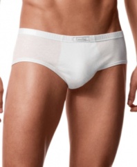 With a sleeker silhouette, this comfortable cotton brief still offers the same comfort and dynamic support that you've come to expect from Calvin Klein.