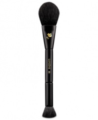 This versatile, dual-ended natural-hair brush is the ideal partner to contour the face and create a customized, naturally sculpted look. The flat, oval shape gently lays product on the skin, while the flat circular tip gives a precise application.