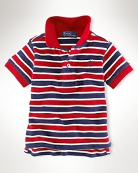 The timelessly preppy short-sleeved polo shirt in striped cotton mesh.