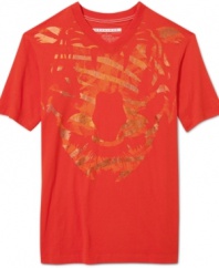 Step out in suave casual style with this appealing graphic t-shirt from Sean John.