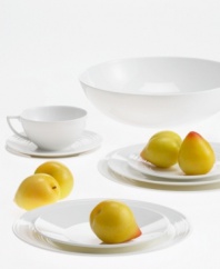 This tea cup is the epitome of form meets function. Clean lines and a glossy luster superbly convey a modern setting.