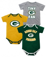 Suit up your littlest Packers fan in just the right gear with this NFL Green Bay Packers bodysuit 3-pack from the Outerstuff.