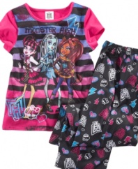 She'll be comfy, cozy and ready to have rockin' good dreams with this Monster High shirt and pant sleepwear set from Komar Kids.