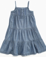 Dainty denim. The combination of a floaty fabric with the look of denim makes this sundress of Osh Kosh a comfy and durable choice to keep her cute when she's playing outdoors.