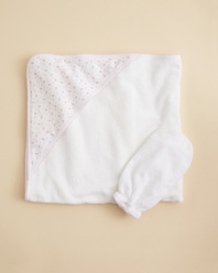 Decorated with lovely heart embroidery embroidery and scalloped trim, this hooded bath towel and washing mitt set promises a bath time you'll both love.