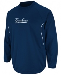 Round the bases and head for home. You'll knock sporty style and comfort out of the park in this New York Yankees MLB fleece with Therma Base technology from Majestic.