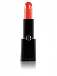 Premiering a cutting edge color formulation process: the Color Shine Moisture Polymer, a revolutionary component able to retain twice its volume of water, enhance color luminosity while locking in hydration on the lip surface for over 8 hours. The result is a lipstick with a creamy texture, feather light and translucent, that is as hydrating as a balm. The brilliant bold color is wearable and chic. 