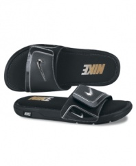 Smooth and stylish, these Nike slide men's sandals help you put a new bounce in your step all season long.