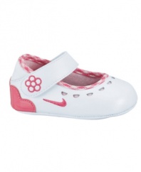 No sacrifices here. Comfort and girlie style are combined in this Nike crib shoe designed to keep her happy.